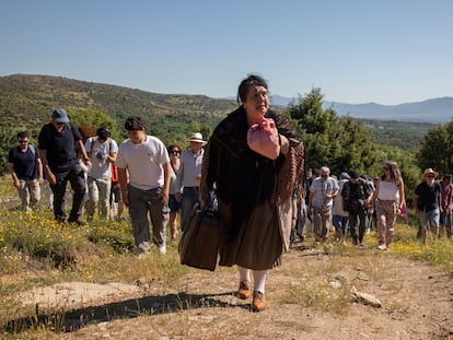 La actriz Balbina Miño-Gómez interpreta, en el antiguo destacamento penal de Garganta de los Montes, en Lozoyuela (Madrid) a una de las mujeres que vivían en chabolas de piedra mientras sus maridos presos trabajaban en la construcción del ferrocarril Madrid-Burgos. 