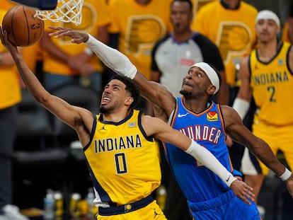 Tyrese Haliburton entra a canasta ante Shai Gilgeous-Alexander durante el partido de este viernes.