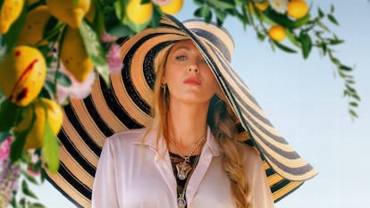 Blake Lively, con sombrero de Zahati, en la película 'Otro pequeño favor'.