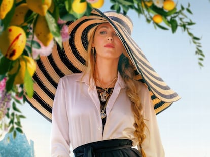 Blake Lively, con sombrero de Zahati, en la película 'Otro pequeño favor'.