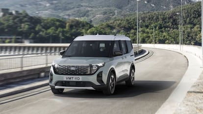 Ford E-Tourneo Courier: así va la nueva furgoneta eléctrica de pasajeros que conquista la ciudad y sorprende en carretera