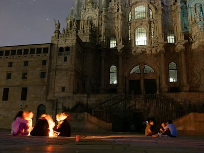 Varias personas se alumbraban con velas la noche del lunes en la plaza del Obradoiro, en Santiago de Compostela.