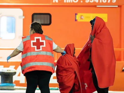 Dos personas llegadas en cayuco a Fuerteventura, una de ellas un niño, son atendidas por Cruz Roja en Puerto del Rosario. 
