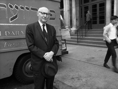 Isaac Bashevis Singer posa en 1968 frente a la sede de ‘Forverts’, el principal diario en yidis de Nueva York, en el que escribía.