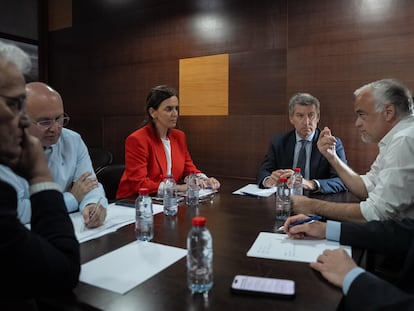 El líder del PP, Alberto Núñez Feijóo, reunido el 28 de abril con miembros de la dirección popular en Valencia.