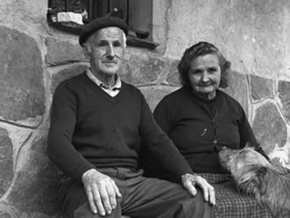 Jesús García, con su esposa y su perro en Majaelrayo.