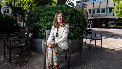 Mar España, exdirectora de la AEPD, en una plaza del barrio de Chamberí, en Madrid.