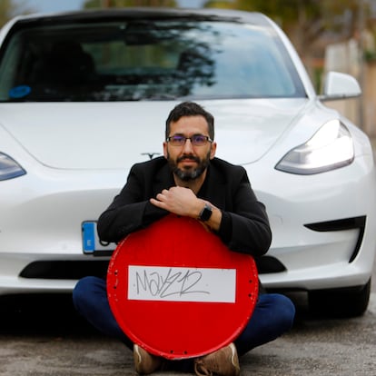 Álvaro Gutiérrez junto a su Tesla Model 3, este jueves en Alicante.