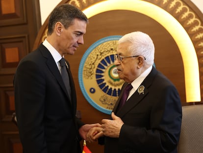 Sánchez, el pasado sábado con el presidente de Palestina, Mahmud Abbas, en Bagdad.