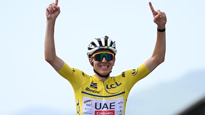Tadej Pogacar celebra la victoria en la etapa 7.