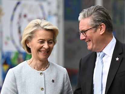 Ursula von Der Leyen y Keir Starmer, el pasado viernes en Tirana (Albania), durante la reunión de la Comunidad Política Europea.