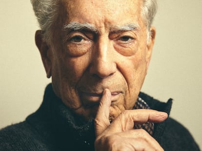 Mario Vargas Llosa, retratado para EL PAÍS SEMANAL en su casa de Madrid en febrero de 2023.