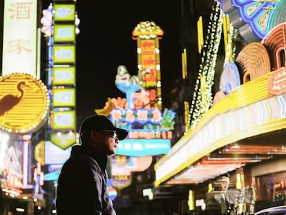 Wong Kar-wai, en el rodaje de 'Blossoms Shanghai'.