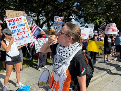 Manifestantes en West Palm Beach, Florida, este sábado.