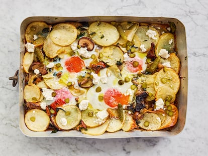 Huevos escalfados con setas, patatas, espinacas y pepinillos.