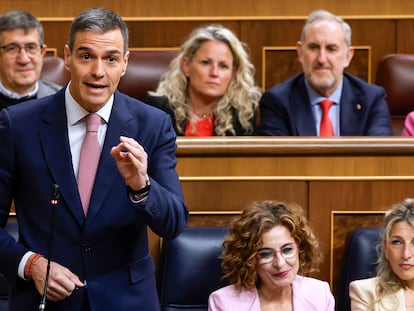 El presidente del Gobierno, Pedro Sánchez, se dirige al líder de la oposición durante la sesión de control al Ejecutivo, este miércoles. 
