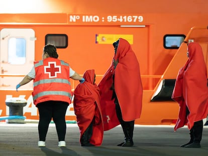 Una trabajadora de Cruz Roja atiende a varios menores llegados a Fuerteventura el pasado abril.