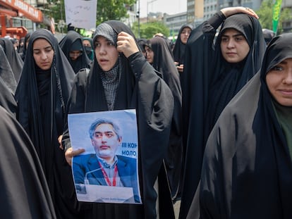 Iraníes protestan este viernes en Teherán por la muerte de Hossein Salami, jefe de la Guardia Revolucionaria, a manos de Israel.