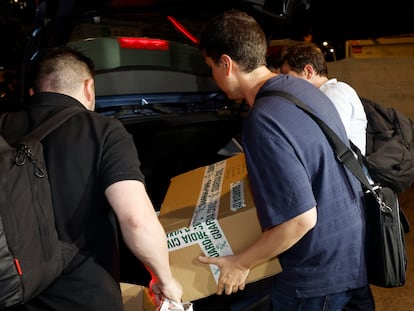 Agentes de la UCO abandonaban en la medionoche del martes la sede en Pamplona de la empresa Servinabar.