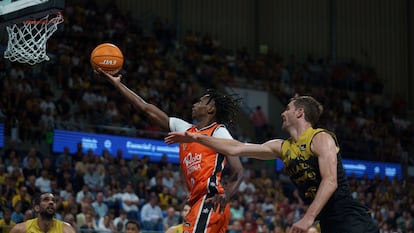 El escolta del Valencia Brancou Badio (c) entra a canasta ante Aaron Doornekamp (d), del Tenerife, este sábado.