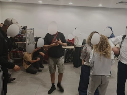 Participantes en la Marcha a Gaza retenidos en el aeropuerto de El Cairo.