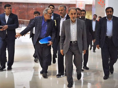 Mohammad Ali Najafi (en primer plano), en una imagen institucional.