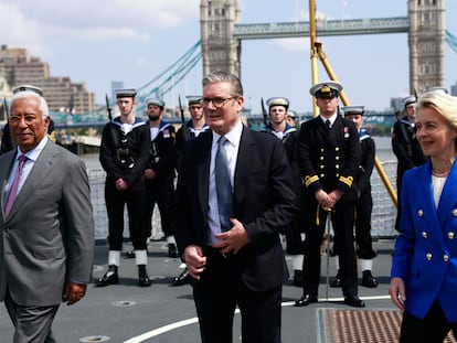 De izquierda a derecha, el presidente del Consejo Europeo, António Costa , el primer ministro británico, Keir Starmer y la presidenta de la Comisión Europea, Ursula von der Leyen, este lunes en Londres.

