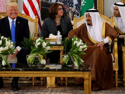 Donald Trump posaba junto al anciano rey saudí, Salmán bin Abdulaziz, en el aeropuerto de Riad, durante la visita oficial del presidente de Estados Unidos al país árabe en mayor de 2017.