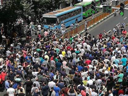 Decenas de iraníes protestan este lunes en Teherán.