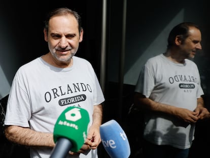 El exministro José Luis Ábalos realiza declaraciones a los medios de comunicación este martes, tras el registro por agentes de la Unidad Central Operativa (UCO) de la Guardia Civil de su vivienda en Valencia.