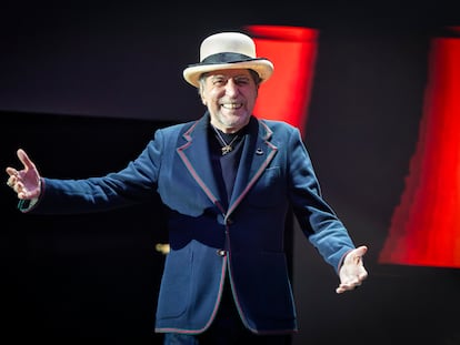 Joaquín Sabina en un momento de su concierto en el Movistar Arena de Madrid, este lunes.  