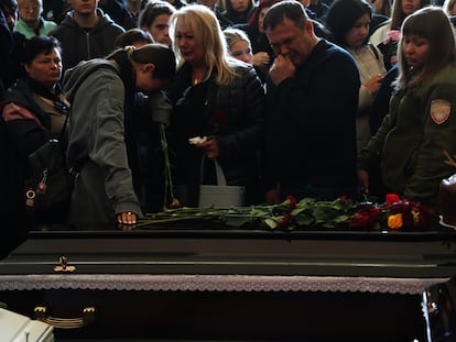 Amigos y familiares de Danylo Khudia (17) y sus padres, Oleg y Victoria, asisten en Kiev al funeral de los tres, víctimas de un bombardeo ruso la semana pasada.
