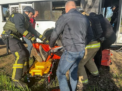 Equipos de rescate asisten a una de las víctimas del ataque con un dron contra un autobús, en la localidad oriental ucrania de Marhanets, este miércoles.