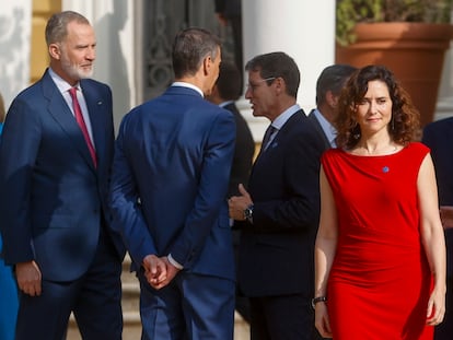 Isabel Díaz Ayuso, pasa junto al rey Felipe VI y el presidente del Gobierno, Pedro Sánchez este viernes en Barcelona. 