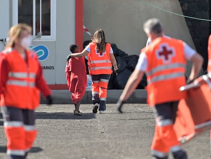 Personal de Cruz Roja acompaña a un menor migrante a su llegada a El Pinar (EL Hierro).
