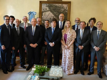 El presidente de Argentina, Javier Milei, junto al grupo de empresarios españoles, este sábado, en la embajada argentina en Madrid.