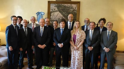 El presidente de Argentina, Javier Milei, junto al grupo de empresarios españoles, este sábado, en la embajada argentina en Madrid.