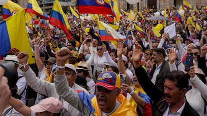 Ciudadanos se concentran en la Plaza Bolívar para repudiar el atentado de Miguel Uribe, en Bogotá.