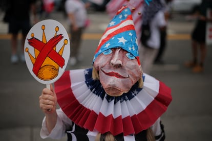 Un hombre disfrazado durante la manifestación, en Los Angeles, California.