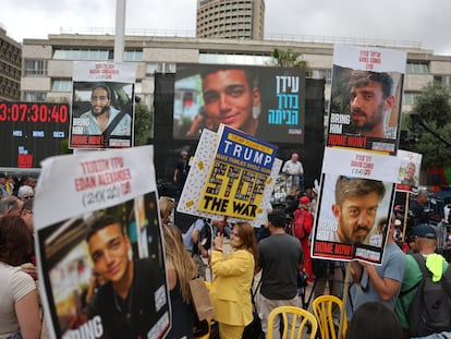 Una muchedumbre sigue la retransmisión en directo de la liberación del soldado estadounidense de origen israelí, Edan Alexander, frente a la base militar de Kirya en Tel Aviv, Israel, este lunes.