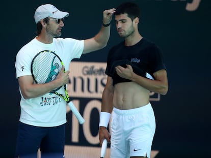 Carlos Alcaraz (derecha) con su entrenador Juan Carlos Ferrero durante un entrenamiento previo al Abierto de Miami.