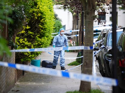Un operario tras el cordón policial en Kentish Town, cerca de la vivienda del primer ministro, Keir Starmer, este lunes.