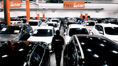 Los perfiles que hacen funcionar un concesionario de Flexicar son comerciales, captadores, trabajadores de logística, de administración y de postventa.