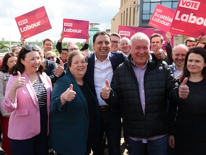 El líder del Partido Laborista en Escocia, Anas Sarwar (centro), celebra este viernes la victoria de su candidato, Davy Russell (derecha), en Hamilton.