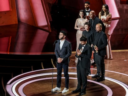 Basel Adra (izquierda) y Yuval Abraham, durante su discurso de agradecimiento tras ganar el Oscar al mejor largometraje documental por 'No Other Land', el pasado 2 de marzo.