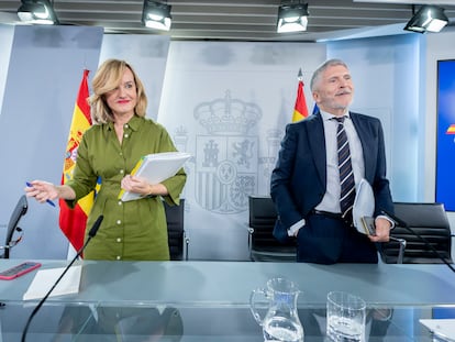 La ministra portavoz, Pilar Alegría, y el ministro de Interior, Fernando Grande-Marlaska, durante la rueda de prensa posterior al Consejo de Ministros de este martes.