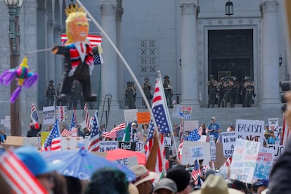 Los alguaciles del condado de Los Ángeles montan guardia durante la protesta en Los Ángeles, California.