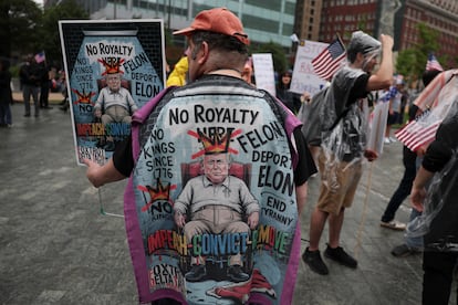 Un hombre porta un atuendo con las consignas del 'No Kings Day', en Filadelfia, Pensilvania.