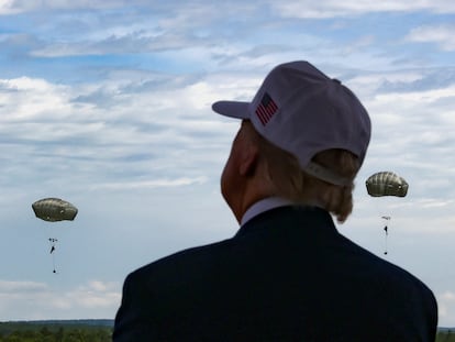 Donald Trump presencia una demostración militar este martes en Fort Bragg, Carolina del Norte.