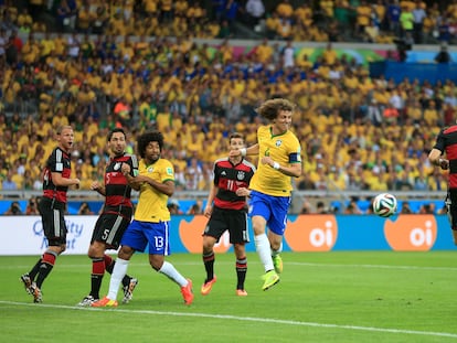 Thomas Muller (derecha) marca ante Brasil en el Mundial 2014.
